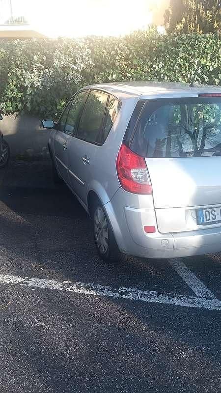 Usata Renault Scénic II Dynamique 106 CV (77 kW) 2008 Argento Monovolume