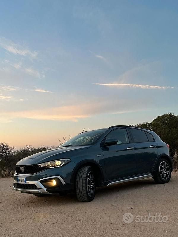 Occasion Fiat Tipo Cross 130 ch (95 kW) 2023 Bleue Citadine