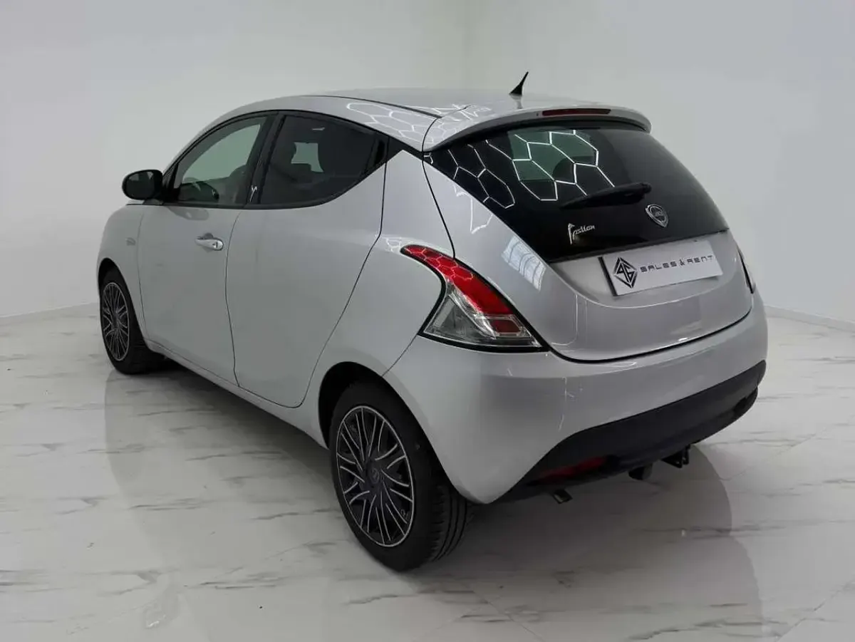 Usata Lancia Ypsilon Silver 86 CV (63 kW) 2014 Argento Utilitaria