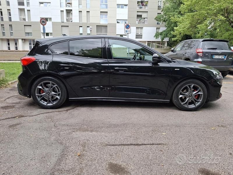 Usata Ford Focus 125 CV (91 kW) 2020 Nero Berlina