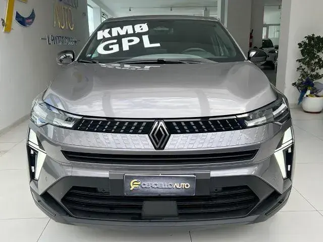 Nuova Renault Captur Techno 101 CV (74 kW) 2026 Grigio/nero metallizzato SUV