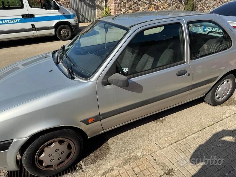 Grigio Usata 2001 Ford Fiesta Due volumi | 1300 € (Molto cara) - Immagine 1/2