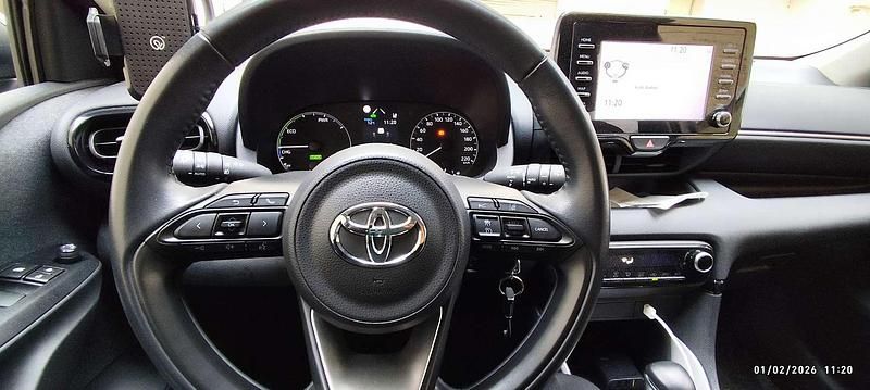 Usata Toyota Yaris Hybrid Active 92 CV (67 kW) 2021 Argento Berlina