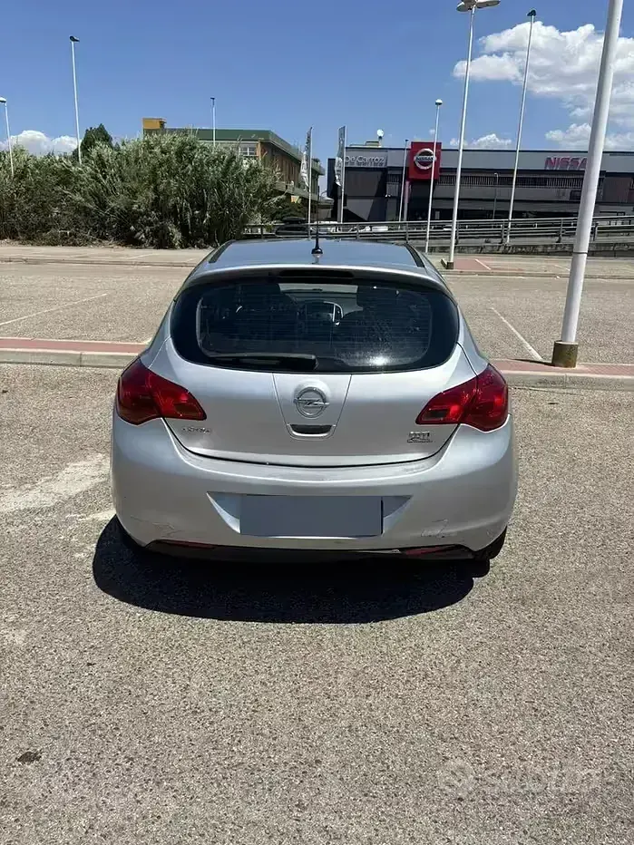 Usata Opel Astra 110 CV (80 kW) 2010 Grigio Berlina