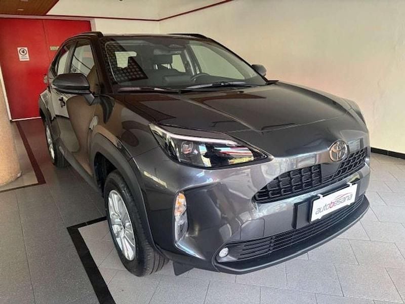 Neu Toyota Yaris Cross Active 92 PS (67 kW) 2026 Grau SUV