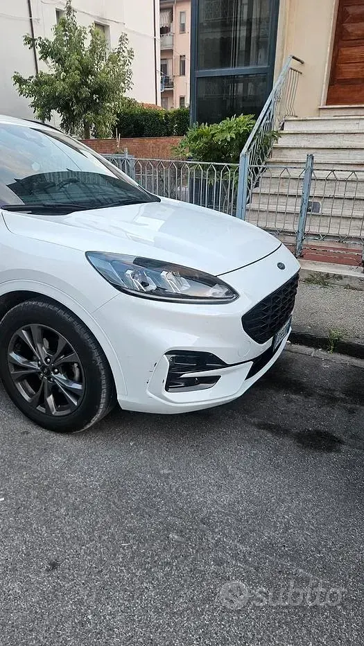 Usata Ford Kuga 120 CV (88 kW) 2023 Bianco SUV
