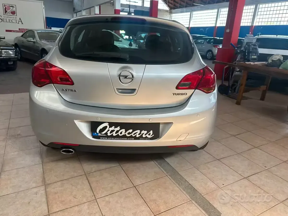 Usata Opel Astra Cosmo 140 CV (102 kW) 2010 Grigio Berlina