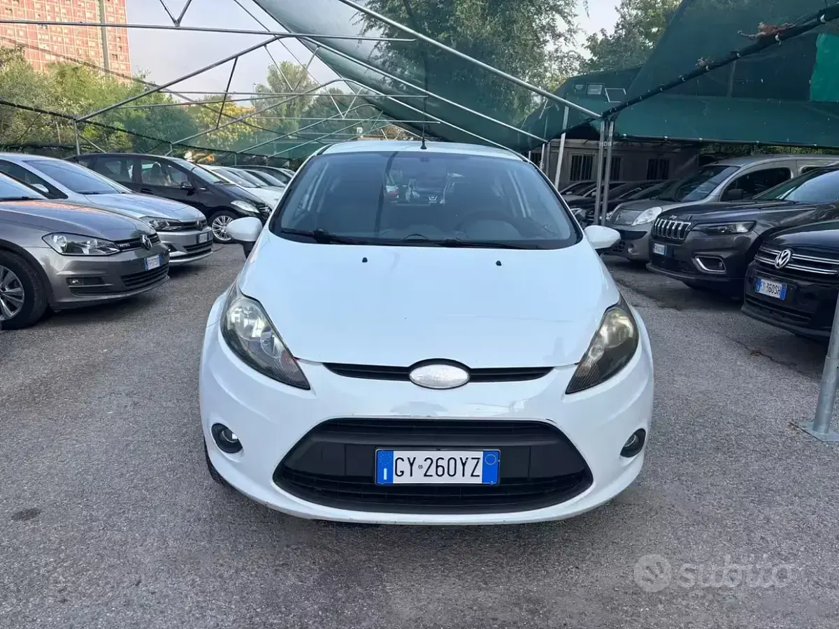 Usata Ford Fiesta 92 CV (67 kW) 2009 Bianco Berlina