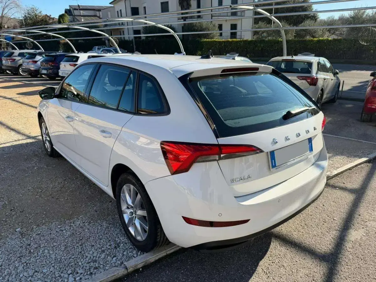 Usata Skoda Scala Ambition 95 CV (69 kW) 2022 Bianco Utilitaria