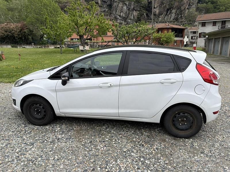Usata Ford Fiesta 82 CV (60 kW) 2016 Bianco Berlina
