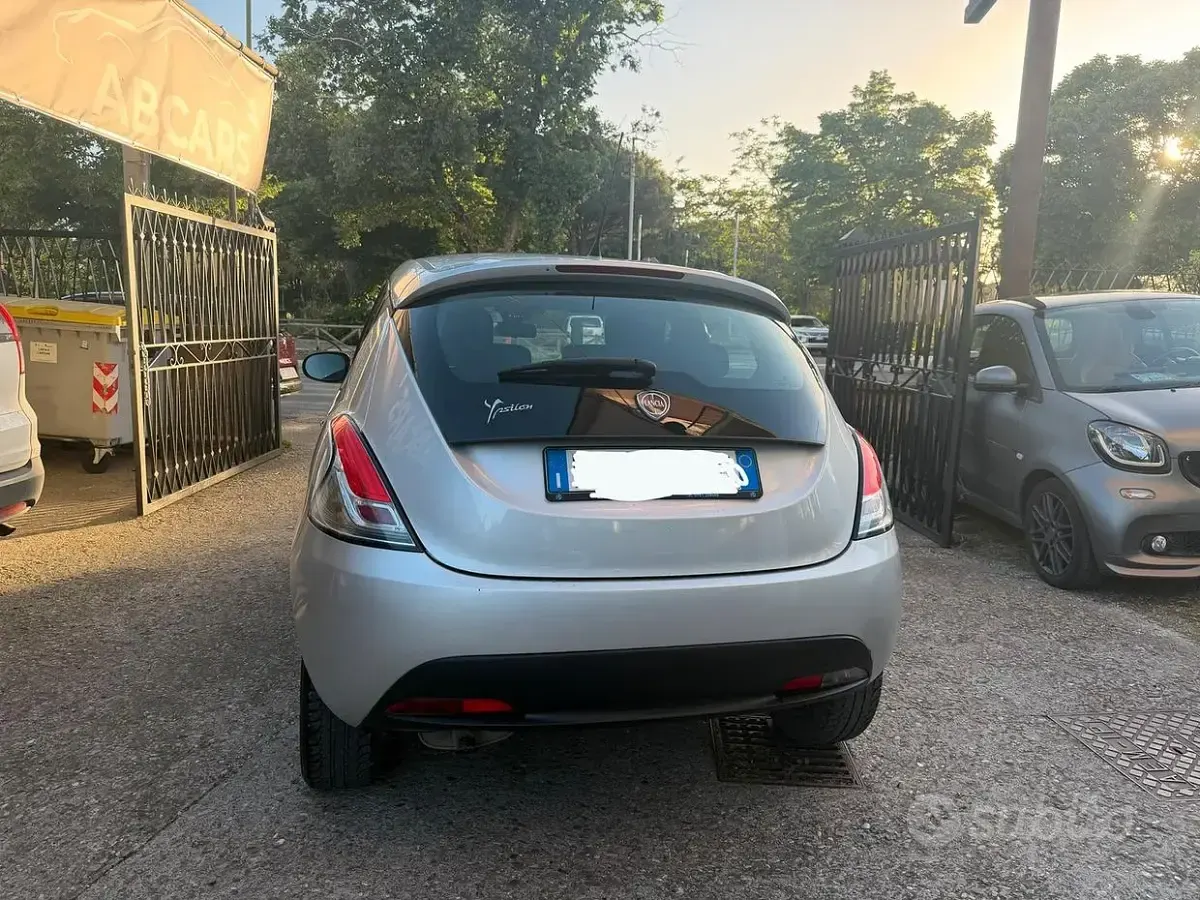 Usata Lancia Ypsilon 90 CV (66 kW) 2012 Grigio Utilitaria