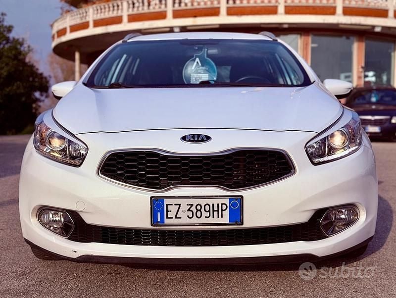 Begagnad Kia Ceed 128 HK (94 kW) 2015 Vit Halvkombi