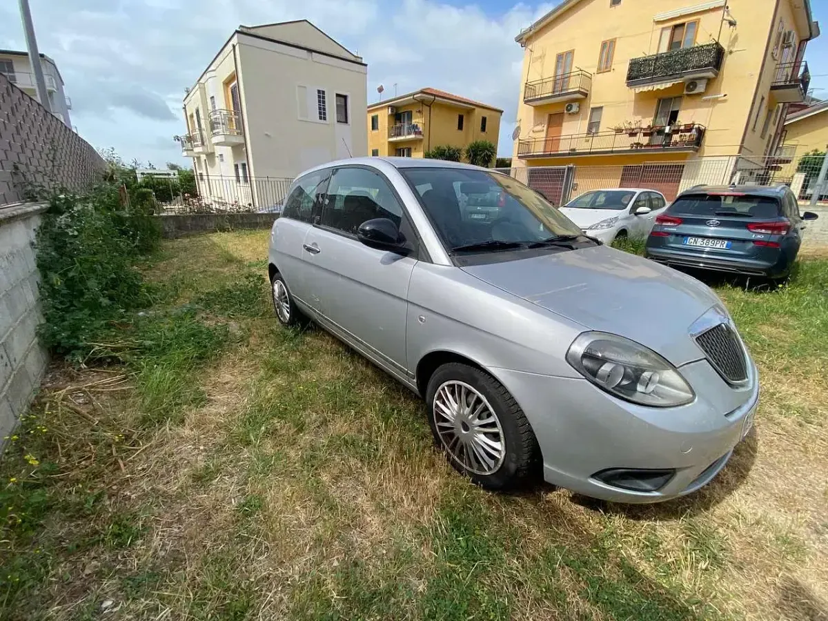 Usata Lancia Ypsilon 69 CV (50 kW) 2011 Argento Utilitaria