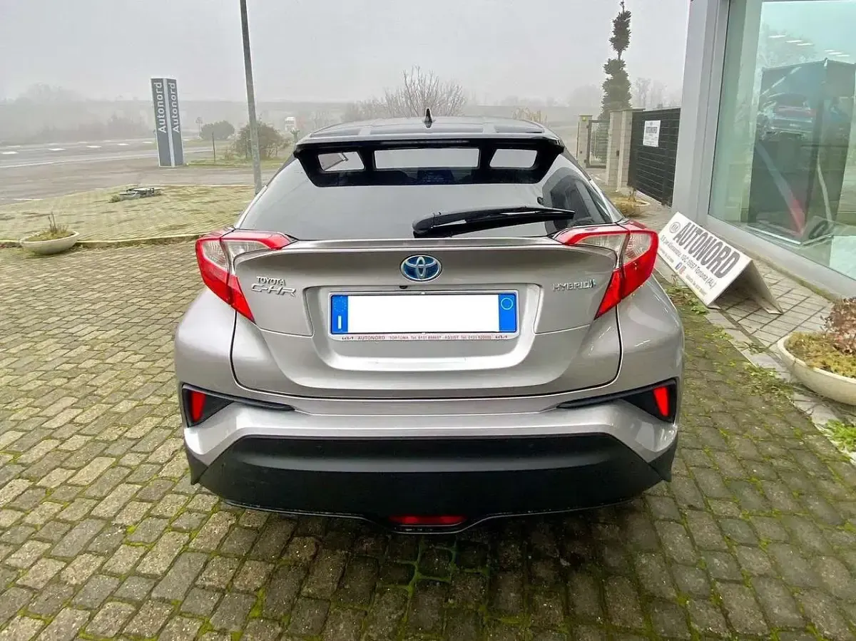 Usata Toyota C-HR Lounge 122 CV (89 kW) 2017 Argento SUV