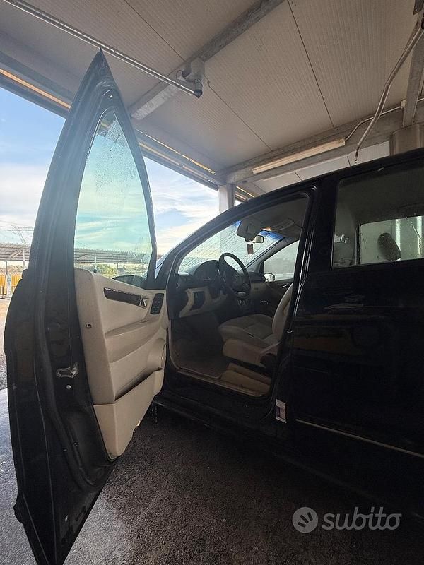 Nero Usata 2004 Mercedes A180 Elegance Tre volumi | 1400 € (Buon prezzo) - Immagine 1/4