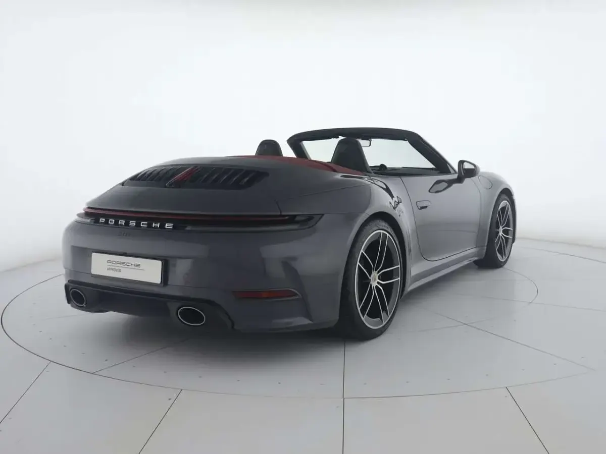 Usata Porsche 992 394 CV (289 kW) 2025 Grigio ardesia neo/capote ross Cabrio