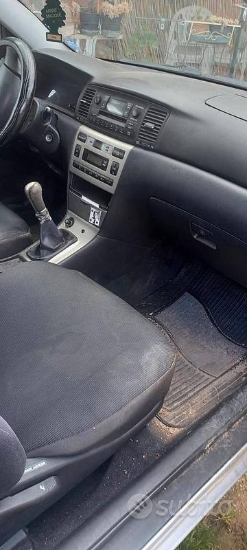 Usata Toyota Corolla 97 CV (71 kW) 2002 Grigio Berlina