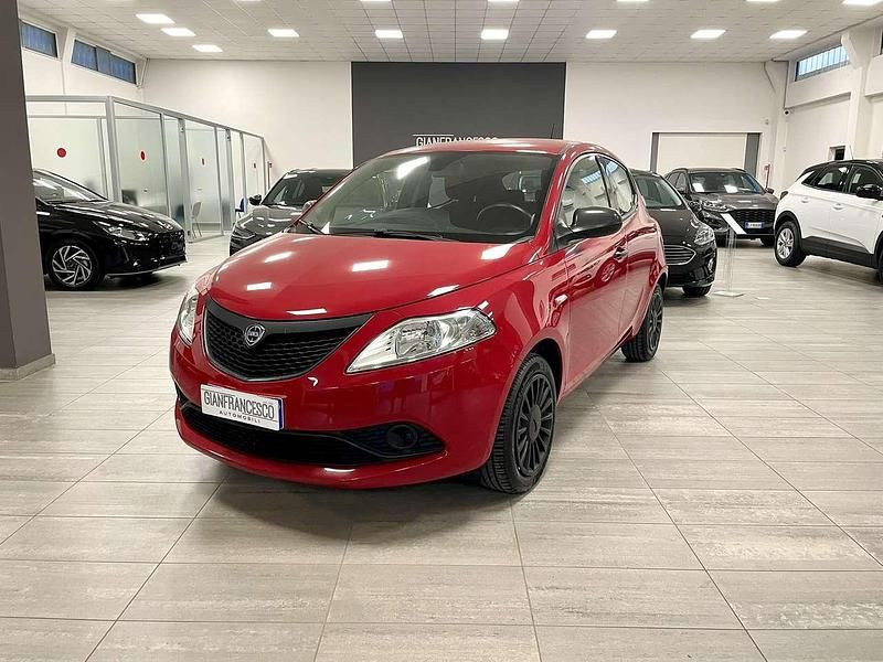 Usata Lancia Ypsilon Silver 69 CV (50 kW) 2021 Rosso Utilitaria