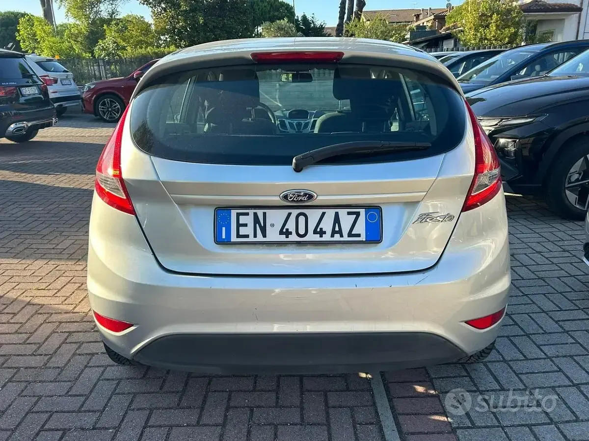 Usata Ford Fiesta Titanium 92 CV (67 kW) 2012 Grigio Berlina