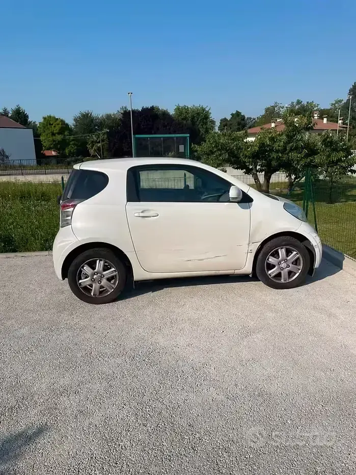 Usata Toyota iQ 68 CV (50 kW) 2009 Bianco Utilitaria