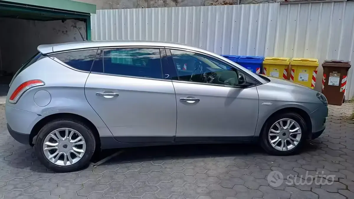 Usata Lancia Delta 105 CV (77 kW) 2011 Grigio Utilitaria