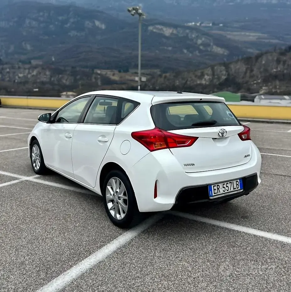 Usata Toyota Auris Lounge 90 CV (66 kW) 2013 Bianco Berlina