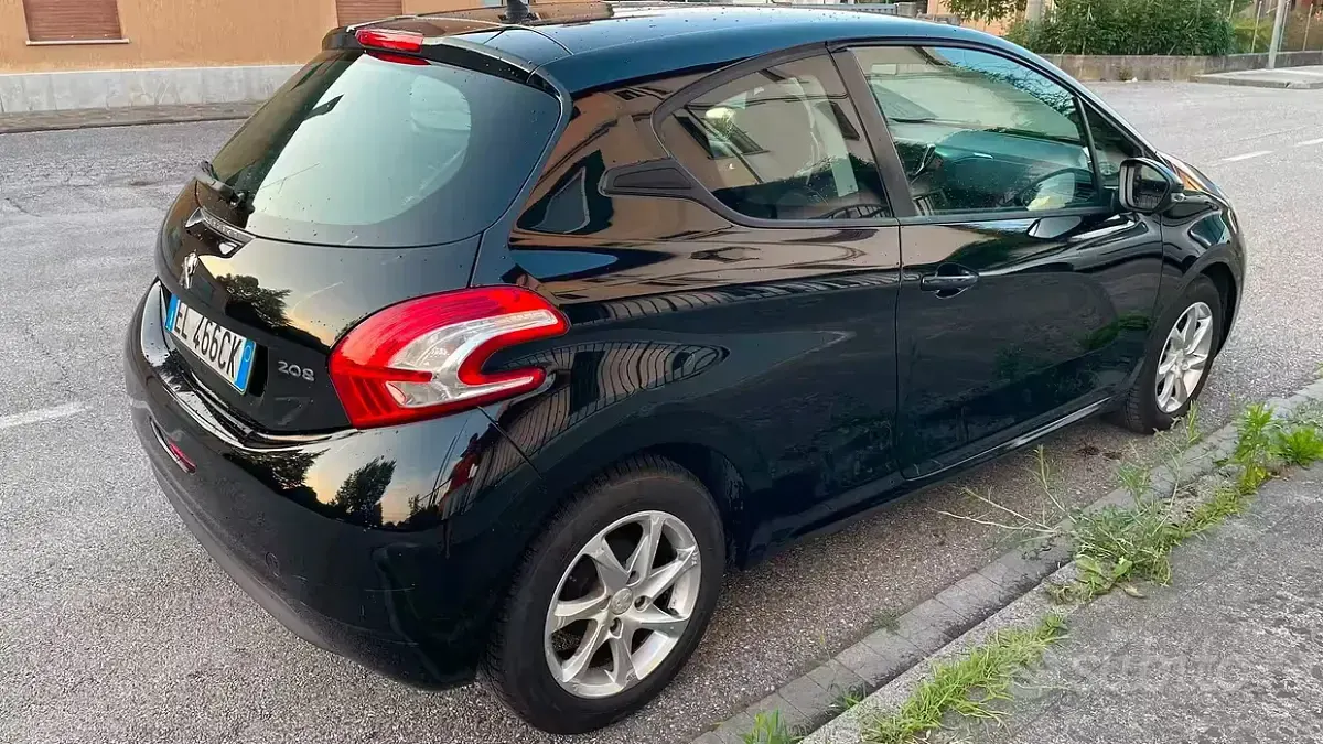 Usata Peugeot 208 68 CV (50 kW) 2013 Nero Utilitaria