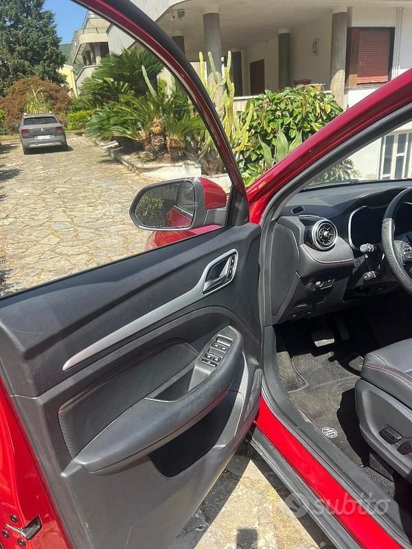 Usata MG ZS Luxury 111 CV (81 kW) 2021 Rosso Berlina