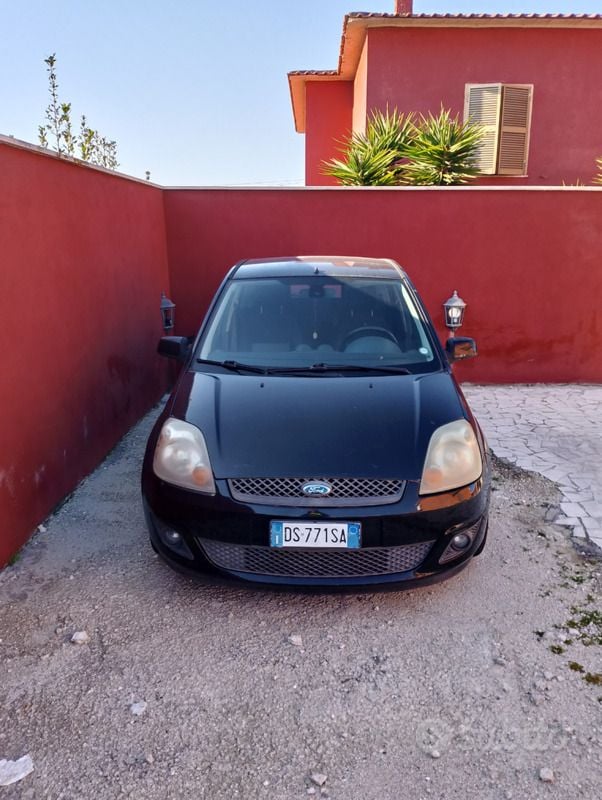 Usata Ford Fiesta 75 CV (55 kW) 2007 Nero Utilitaria