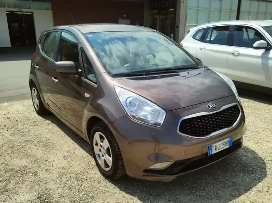 Usata Kia Venga Active 90 CV (66 kW) 2019 Marrone Utilitaria