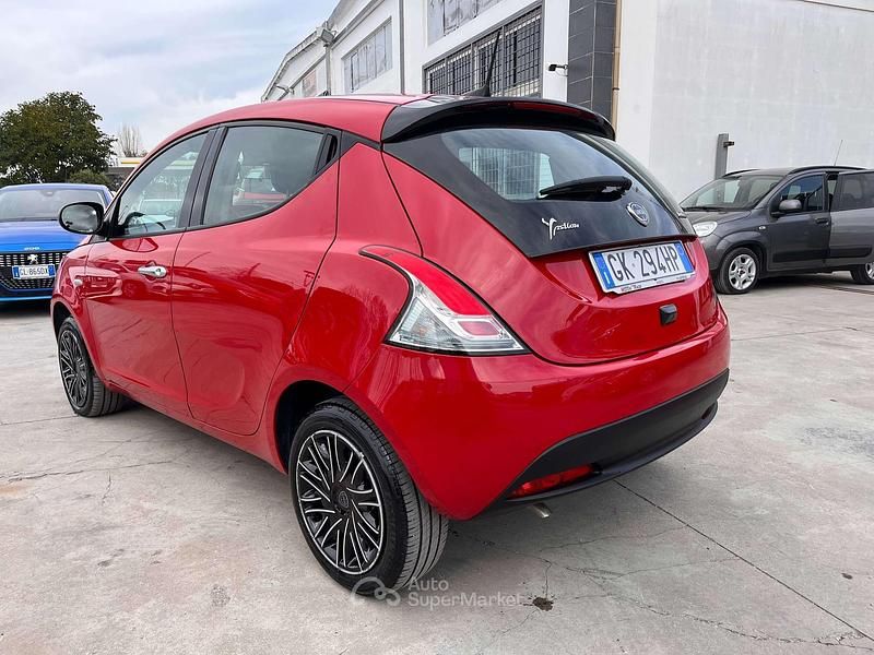 Usata Lancia Ypsilon Gold 69 CV (50 kW) 2023 Rosso Utilitaria
