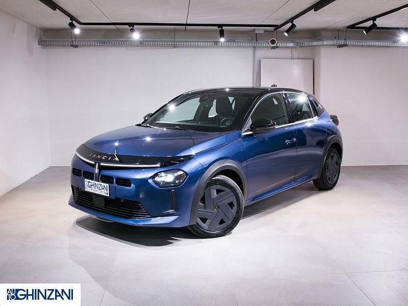 Usata Lancia Ypsilon 101 CV (74 kW) 2024 Blu / tetto nero Utilitaria