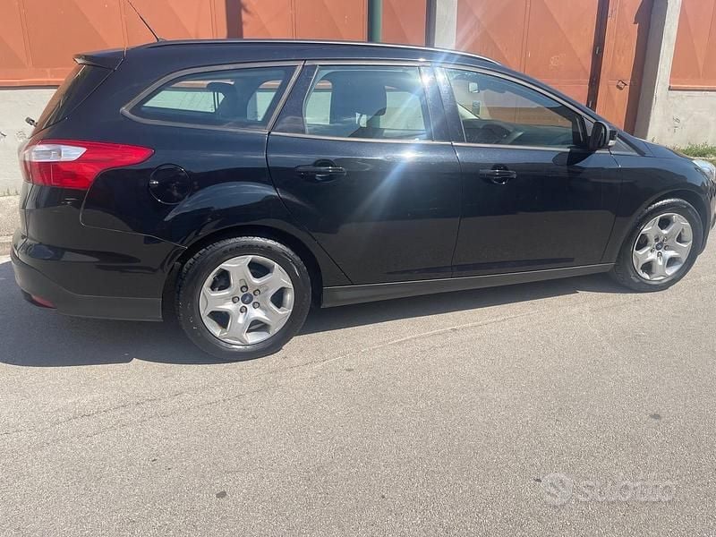 Usata Ford Focus 120 CV (88 kW) 2014 Nero Station wagon
