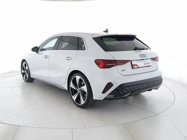 Usata Audi A3 S-Line 150 CV (110 kW) 2025 Bianco ghiacciaio metallizzato Berlina