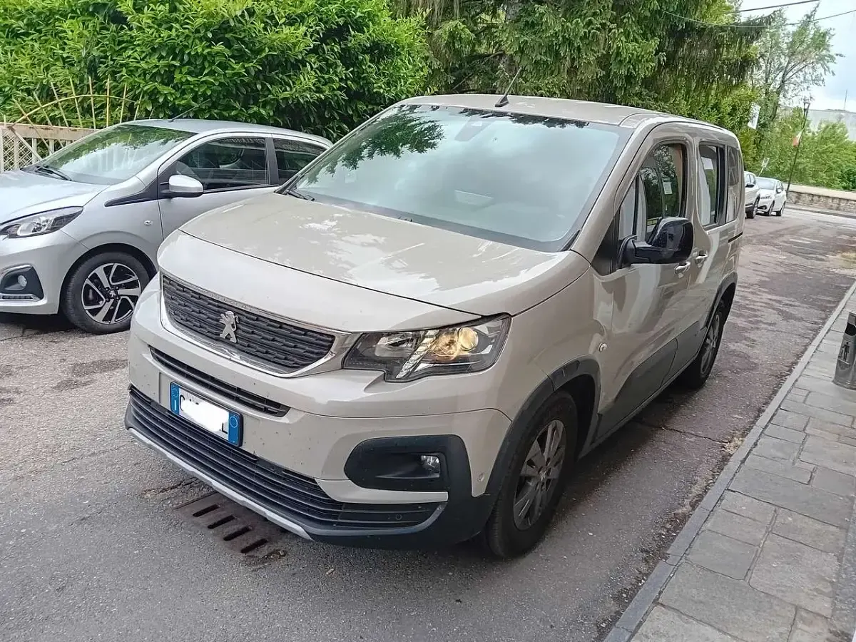 Begagnad Peugeot Rifter 131 HK (96 kW) 2022 Grå Minibuss