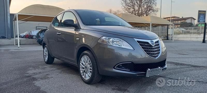 Usata Lancia Ypsilon Gold 70 CV (51 kW) 2014 Grigio medio Utilitaria