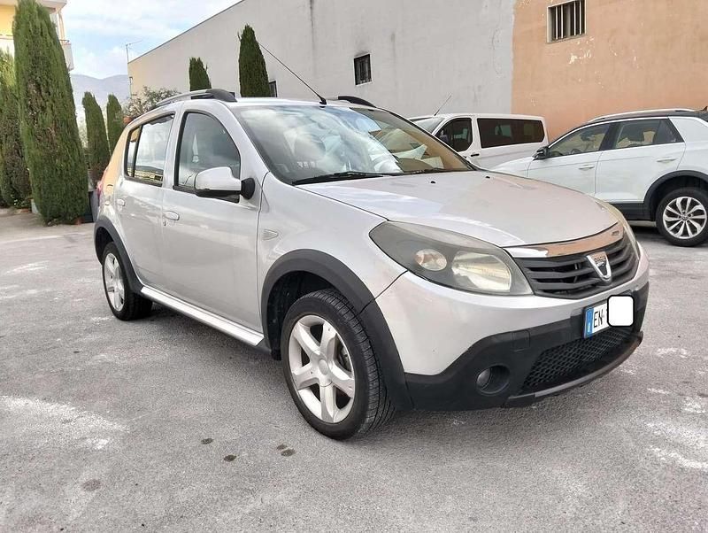 Usata Dacia Sandero Stepway 84 CV (61 kW) 2012 Argento Berlina