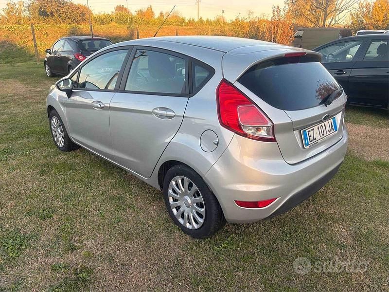 Usata Ford Fiesta 75 CV (55 kW) 2015 Grigio Berlina