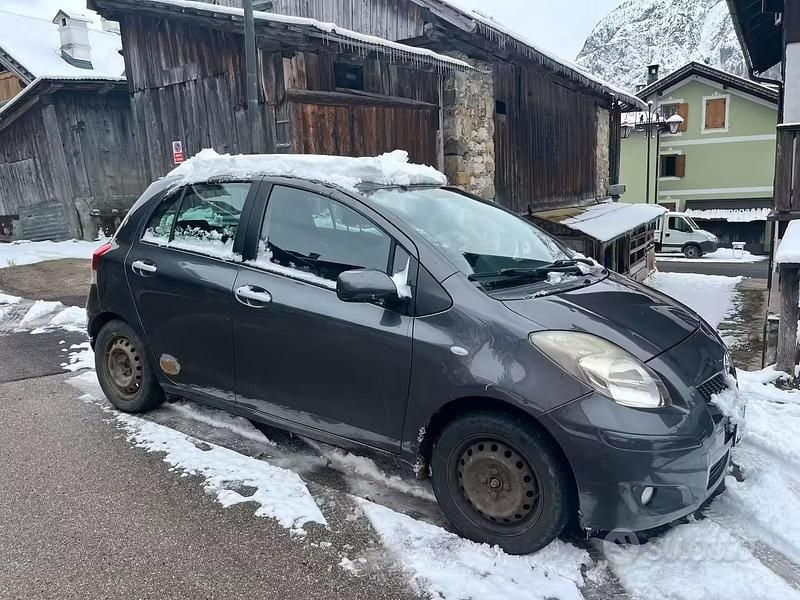 Usata Toyota Yaris 101 CV (74 kW) 2010 Grigio Utilitaria