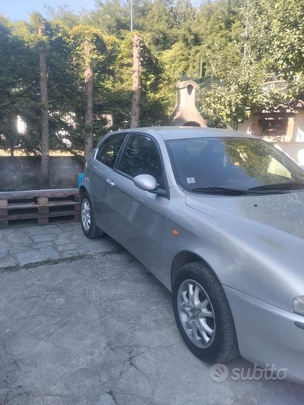 Usata Alfa Romeo 147 120 CV (88 kW) 2001 Grigio Utilitaria