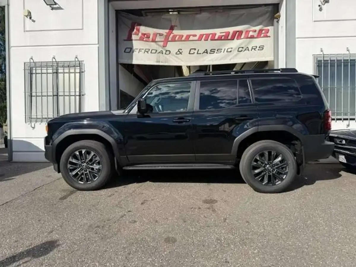 Nuova Toyota Land Cruiser Lounge 205 CV (150 kW) 2026 Nero attitude mica SUV