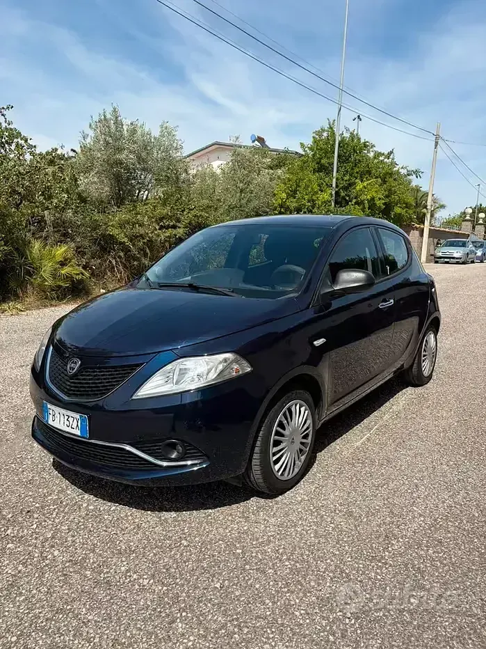 Usata Lancia Ypsilon Gold 95 CV (69 kW) 2015 Bluazzurro Utilitaria
