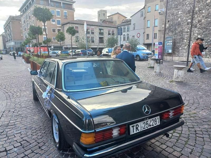Usata Mercedes 200 94 CV (69 kW) 1977 Nero Berlina