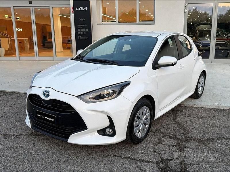 Usata Toyota Yaris Hybrid Active 92 CV (67 kW) 2023 Bianco Berlina