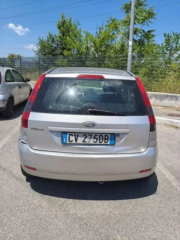 Usata Ford Fiesta Ghia 75 CV (55 kW) 2005 Grigio Utilitaria