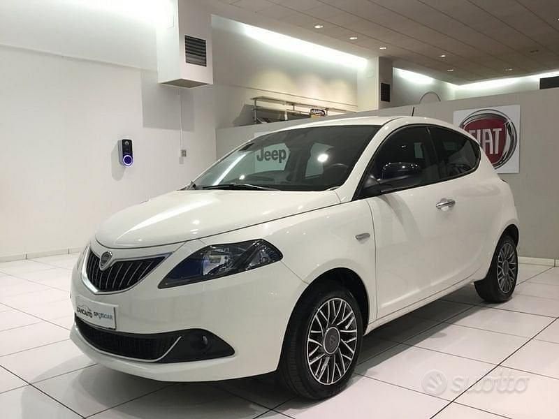 Usata Lancia Ypsilon Gold 70 CV (51 kW) 2023 Bianco Utilitaria