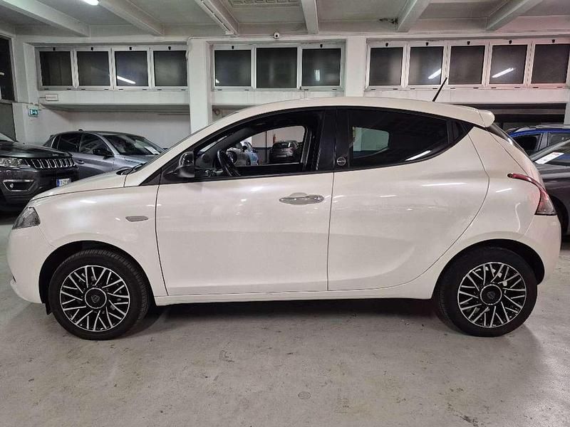 Usata Lancia Ypsilon Gold 69 CV (50 kW) 2020 Bianco metallizzato Utilitaria