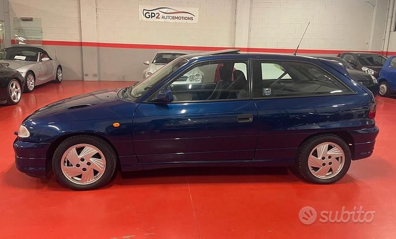 Usata Opel Astra 150 CV (110 kW) 1994 Blu Berlina
