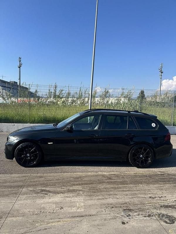 Begagnad BMW 318 Efficient Dynamics 143 HK (105 kW) 2012 Svart Kombi