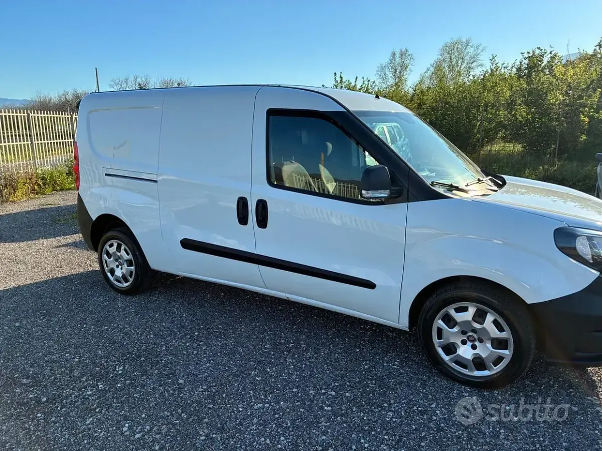 Usata Fiat Doblò 105 CV (77 kW) 2021 Bianco Monovolume